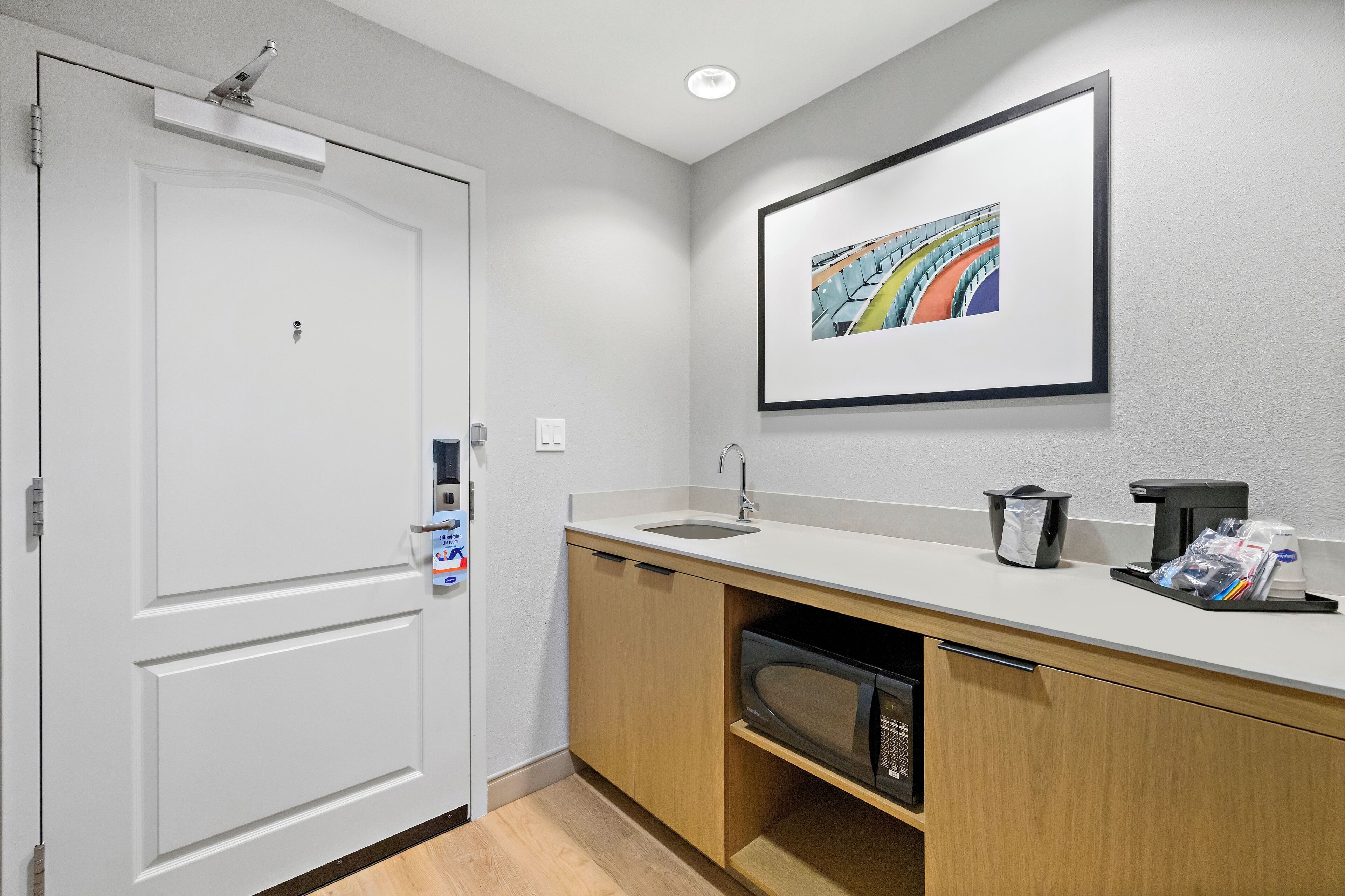 デスク、アイロ ン / アイロン台、WiFi (無料)、ベッドシーツ