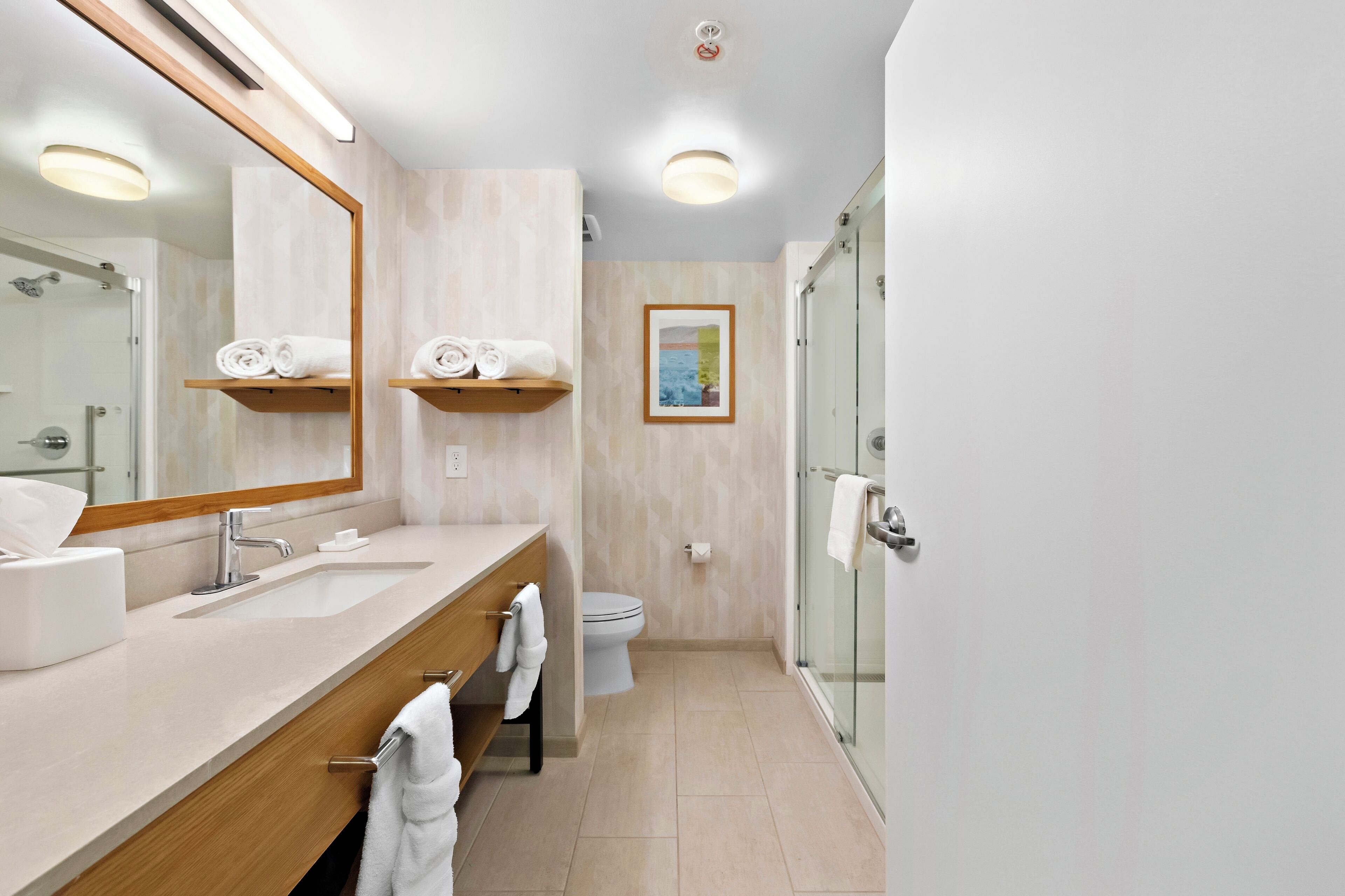 Banheira, secador de cabelo, toalhas de banho 