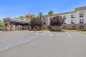 Exterior - Hampton Inn & Suites Lancaster (Lancaster)