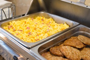 A buffet with scrambled eggs and biscuits. - Hampton Inn & Suites Greensburg (Greensburg)