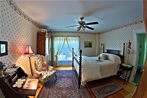 Premium bedding, down comforters, individually decorated - The Jeweled Turret Inn (Belfast)