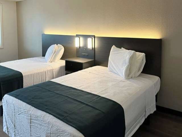 Skrivebord, blendingsgardiner, strykejern/-brett og wi-fi (inkludert)