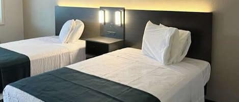 Escritorio, cortinas opacas, tabla de planchar con plancha y wifi gratis