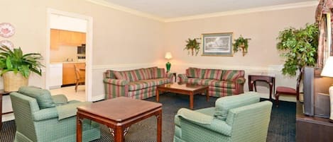 Tremannsrom – standard | Oppholdsrom | En 42-tommers LED-TV med kabel-kanaler samt TV