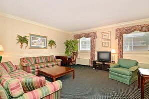 Rom – standard, 1 kingsize-seng | Oppholdsrom | En 42-tommers LED-TV med kabel-kanaler samt TV