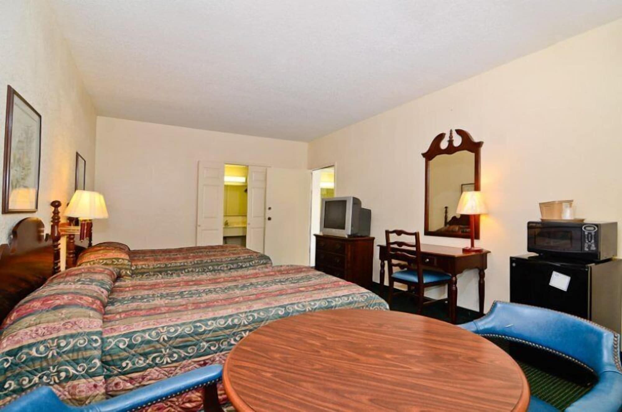 Skrivebord, blendingsgardiner, strykejern/-brett og wi-fi (inkludert)