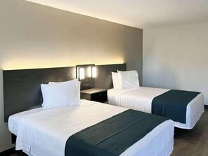 Skrivebord, blendingsgardiner, strykejern/-brett og wi-fi (inkludert)