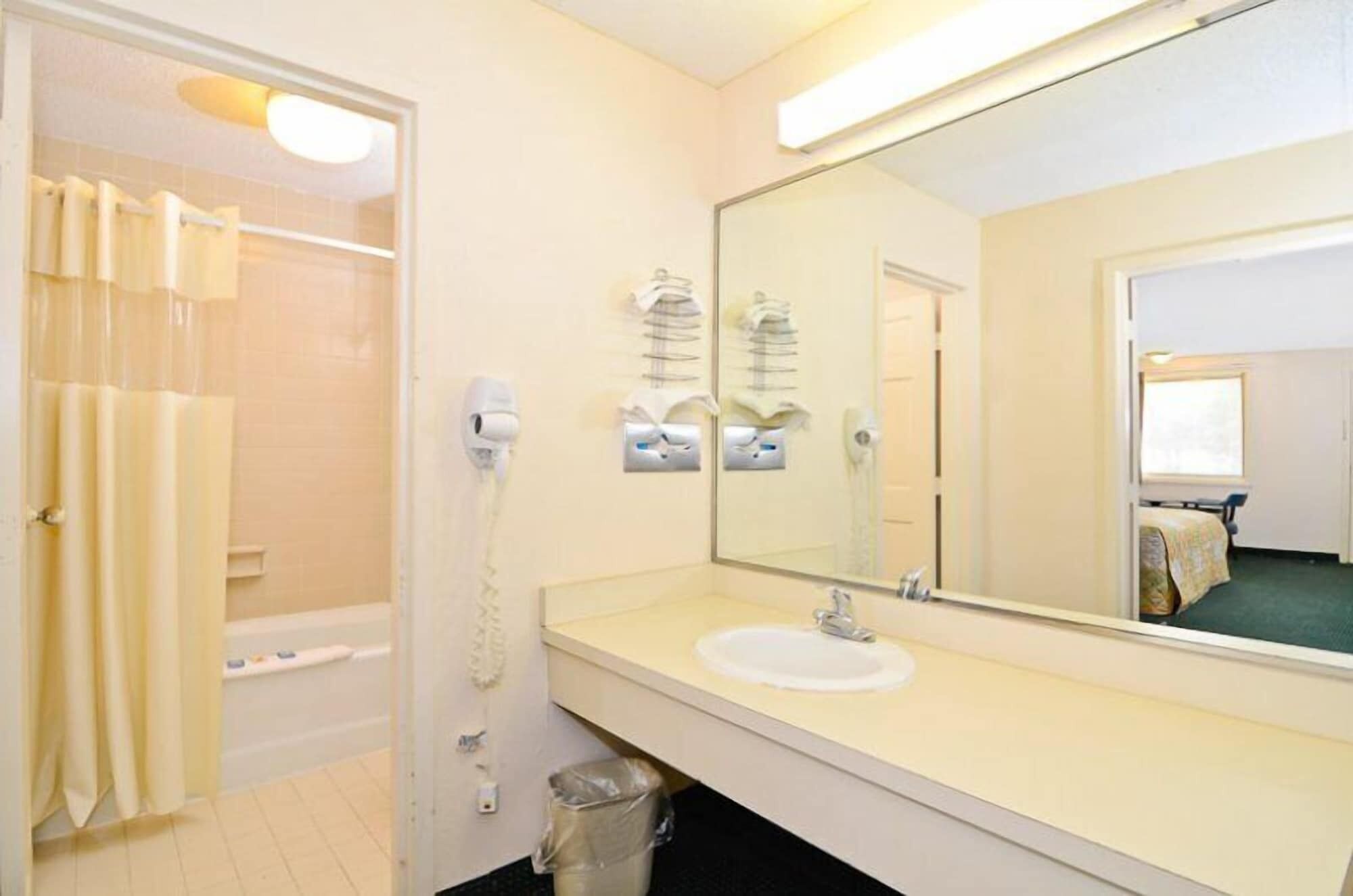 Een bad/douchecombinatie, gratis toiletartikelen, een haardroger
