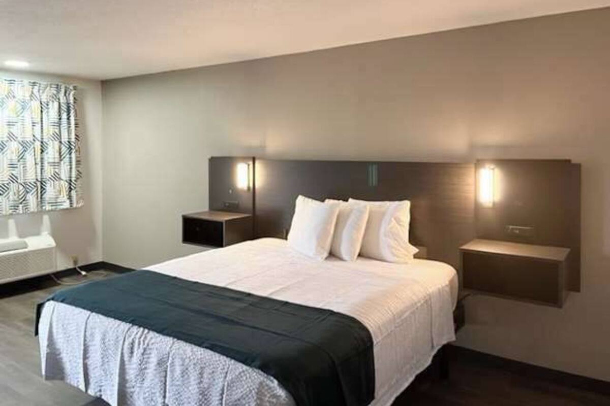 Skrivebord, blendingsgardiner, strykejern/-brett og wi-fi (inkludert)