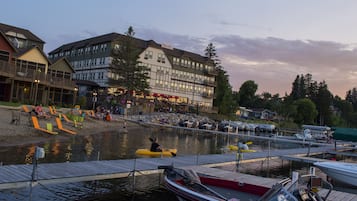 Playa privada, camastros y kayaks