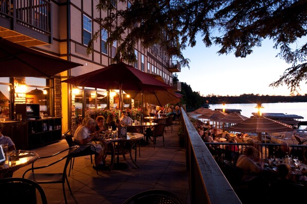 Se sirven desayunos, comidas y cenas con vista a la playa
