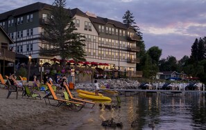 Playa privada, camastros y kayaks