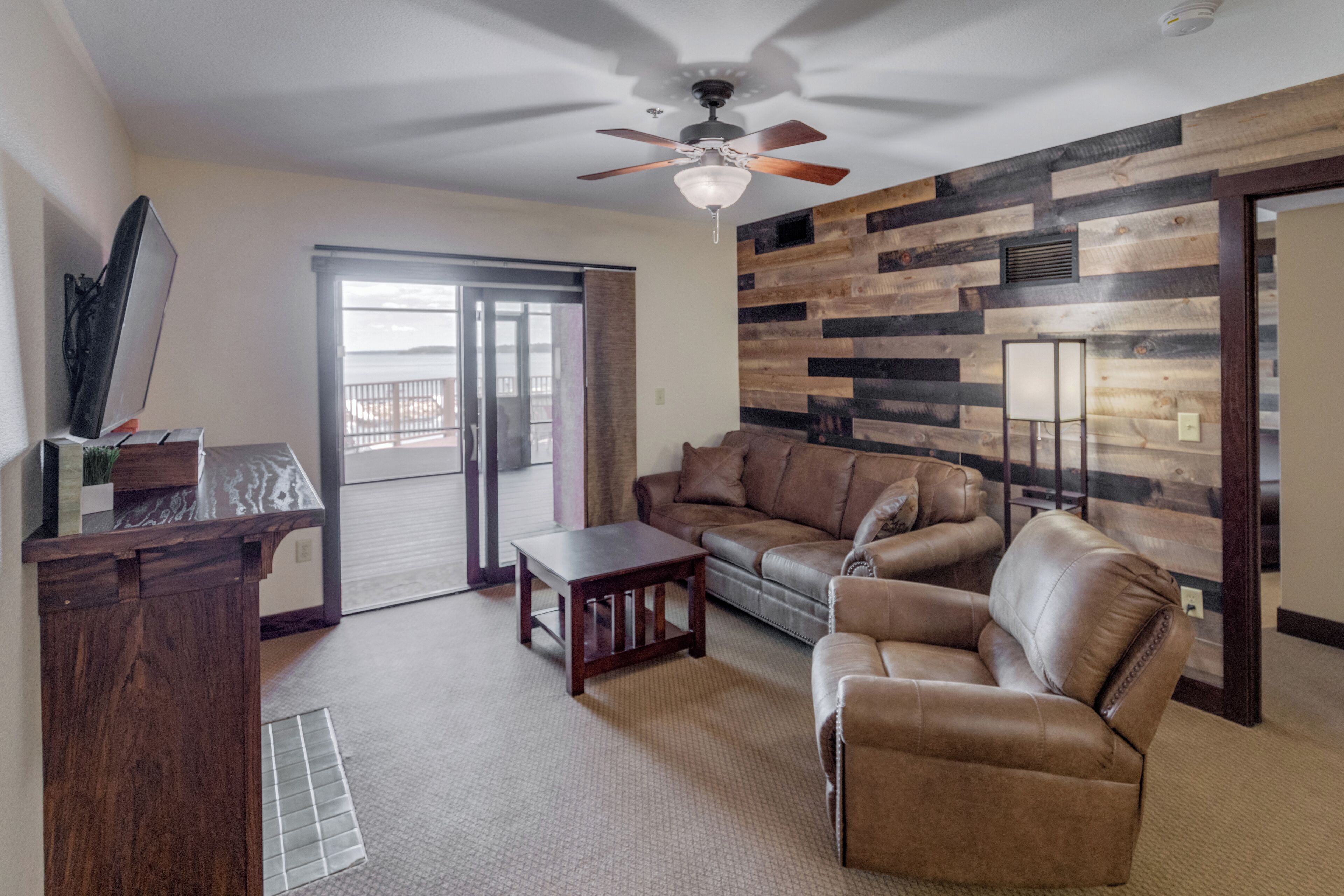 deluxe room | living area | 40-inch flat-screen tv with cable channels, tv