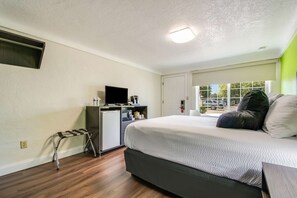 Camera, 1 letto queen, non fumatori | Una scrivania, ferro/asse da stiro, Wi-Fi gratuito, lenzuola