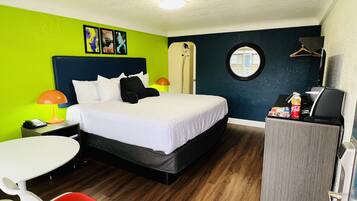 Escritorio, tabla de planchar con plancha, wifi gratis y ropa de cama