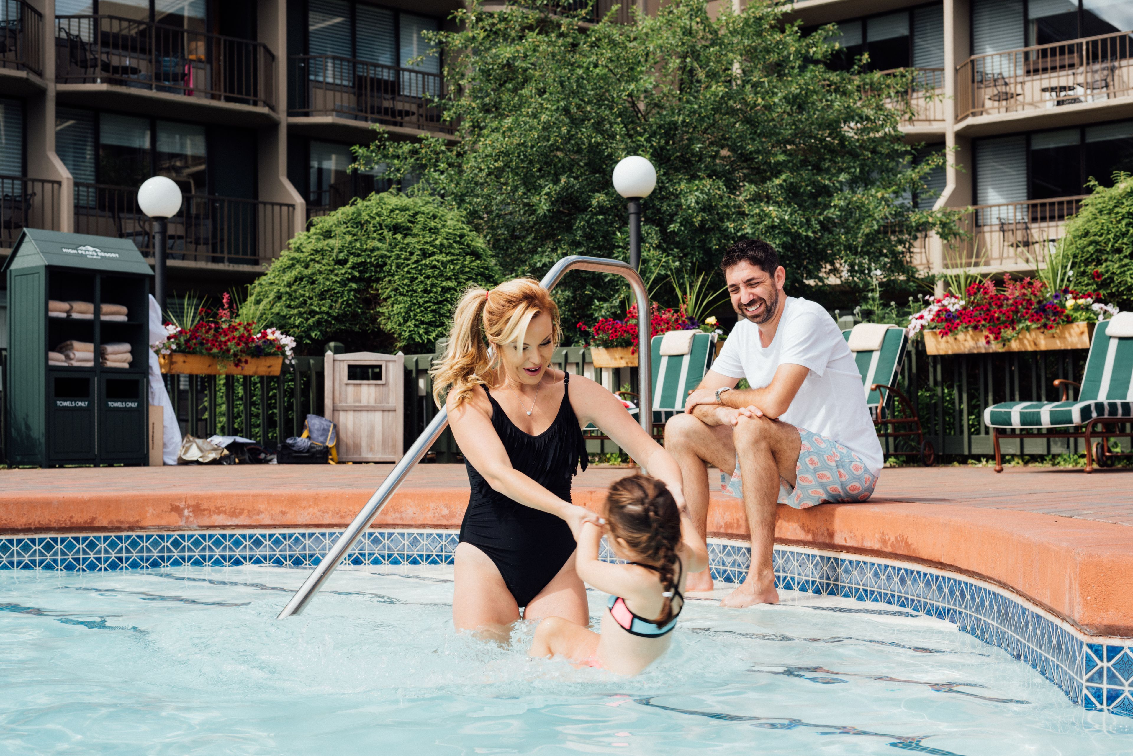2 piscinas techadas, una piscina al aire libre de temporada, sombrillas