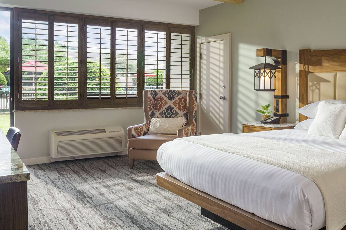 客房, 1 张特大床 (Resort King Accessible Room) | 高档床上用品、加厚床垫、办公桌、笔记本电脑工作区