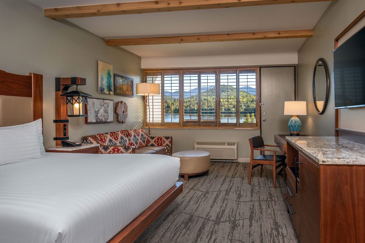 尊贵客房, 1 张特大床和 1 张沙发床 (Resort Premier View King Room) | 高档床上用品、加厚床垫、办公桌、笔记本电脑工作区
