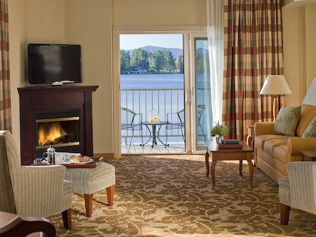 Deluxe Room, 1 King Bed with Sofa bed (Waterfront Collection One Bedroom Sui) | Premium bedding, pillowtop beds, desk, laptop workspace. High Peaks Resort