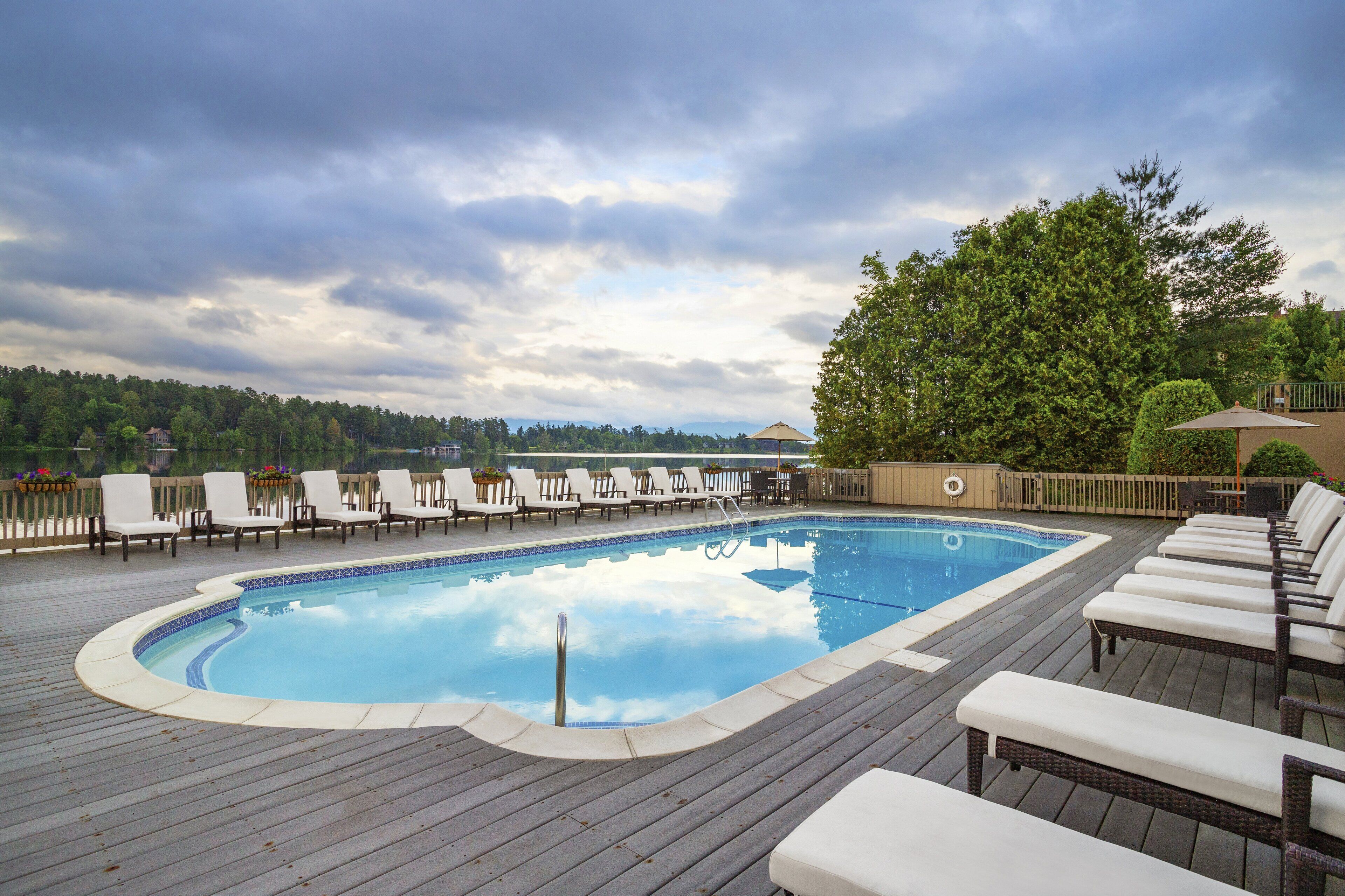 2 Innenpools, Außenpool (je nach Saison geöffnet), Sonnenschirme