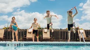 2 indendørs pools, sæsonbestemt udendørs pool, parasoller, liggestole
