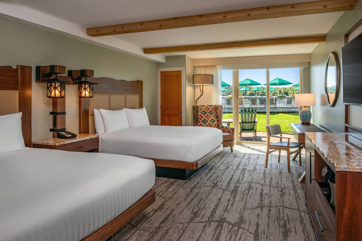 华丽客房, 2 张大床, 湖畔 (Double Queen Waterfront Poolside) | 高档床上用品、加厚床垫、办公桌、笔记本电脑工作区