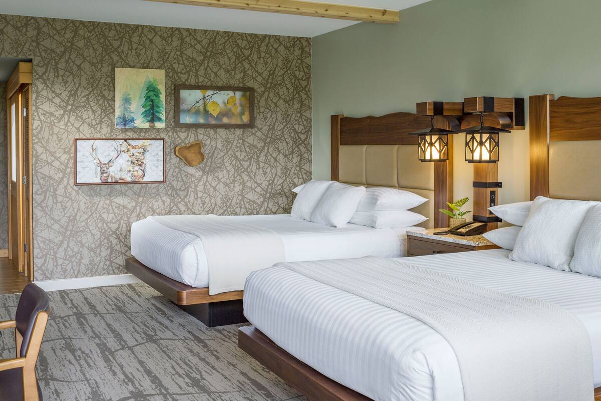 华丽客房, 2 张大床, 庭院景观 (Resort Standard Two Queen Room) | 高档床上用品、加厚床垫、办公桌、笔记本电脑工作区