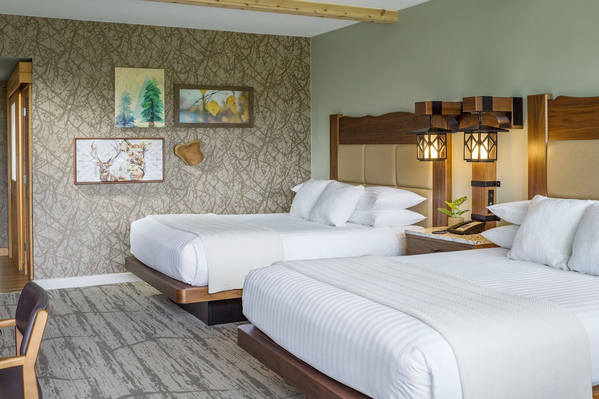 Deluxe-værelse - 2 queensize-senge - udsigt til gårdsplads (Resort Standard Two Queen Room) | 1 soveværelse, premium-sengetøj, senge med topmadrasser, skrivebord