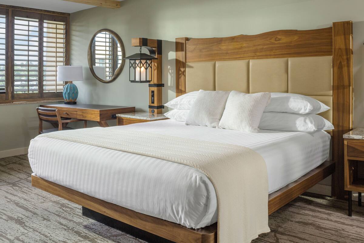 套房, 1 张特大床 (Resort One-Bedroom King Suite) | 高档床上用品、加厚床垫、办公桌、笔记本电脑工作区