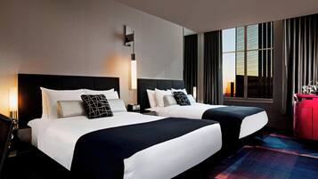 1 habitación, caja de seguridad en la habitación y escritorio