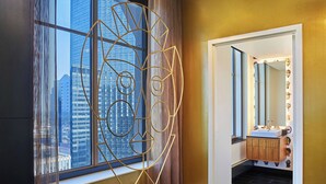 Ein modernes Badezimmer mit großem Fenster, geometrischer Wandgestaltung und einem Waschtisch mit Spiegel.