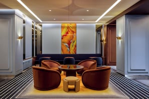 Lobby-lounge