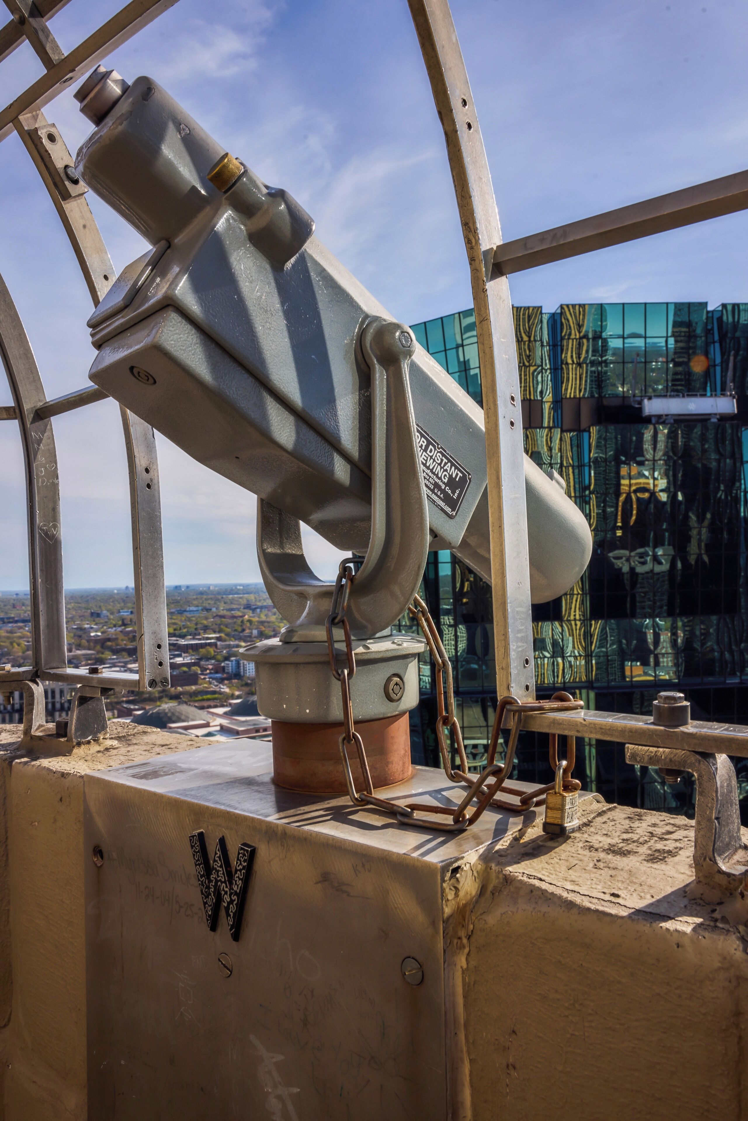 Un telescopio montado en una estructura con vista a una ciudad.