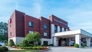 Un edificio de ladrillo con un letrero que dice 'SpringHill Suites by Marriott'.
