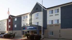 Un hôtel à plusieurs étages, reconnaissable à son grand panneau « Candlewood Suites ».