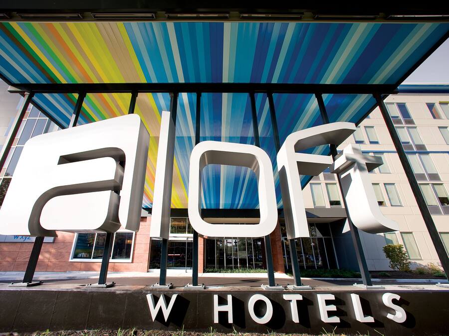 Entrada de hotel con letras blancas grandes que dicen "flore" y "hotels".