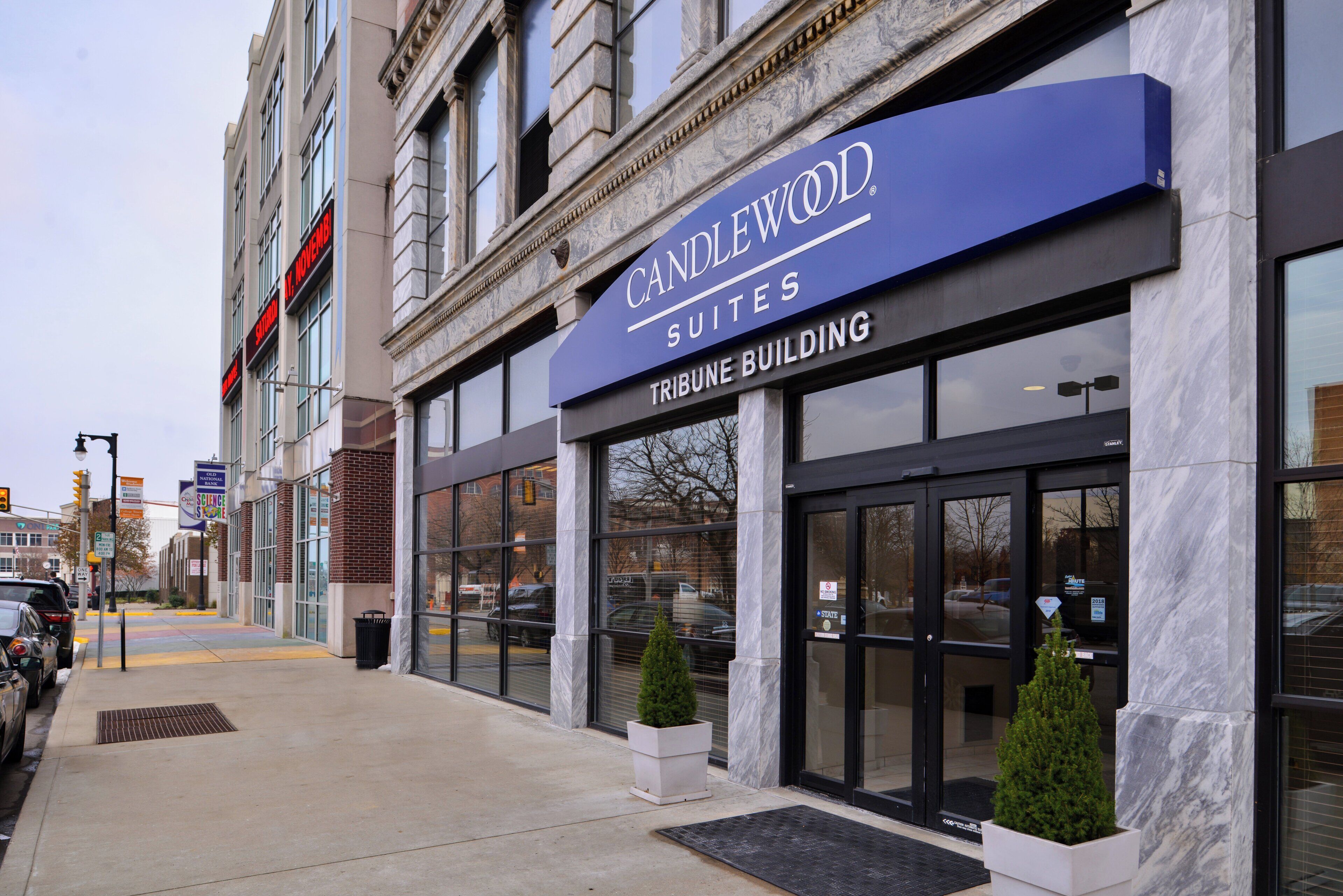 Entrada de un hotel con un letrero de Candlewood Suites.