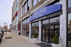 A hotel entrance with a sign for Candlewood Suites.