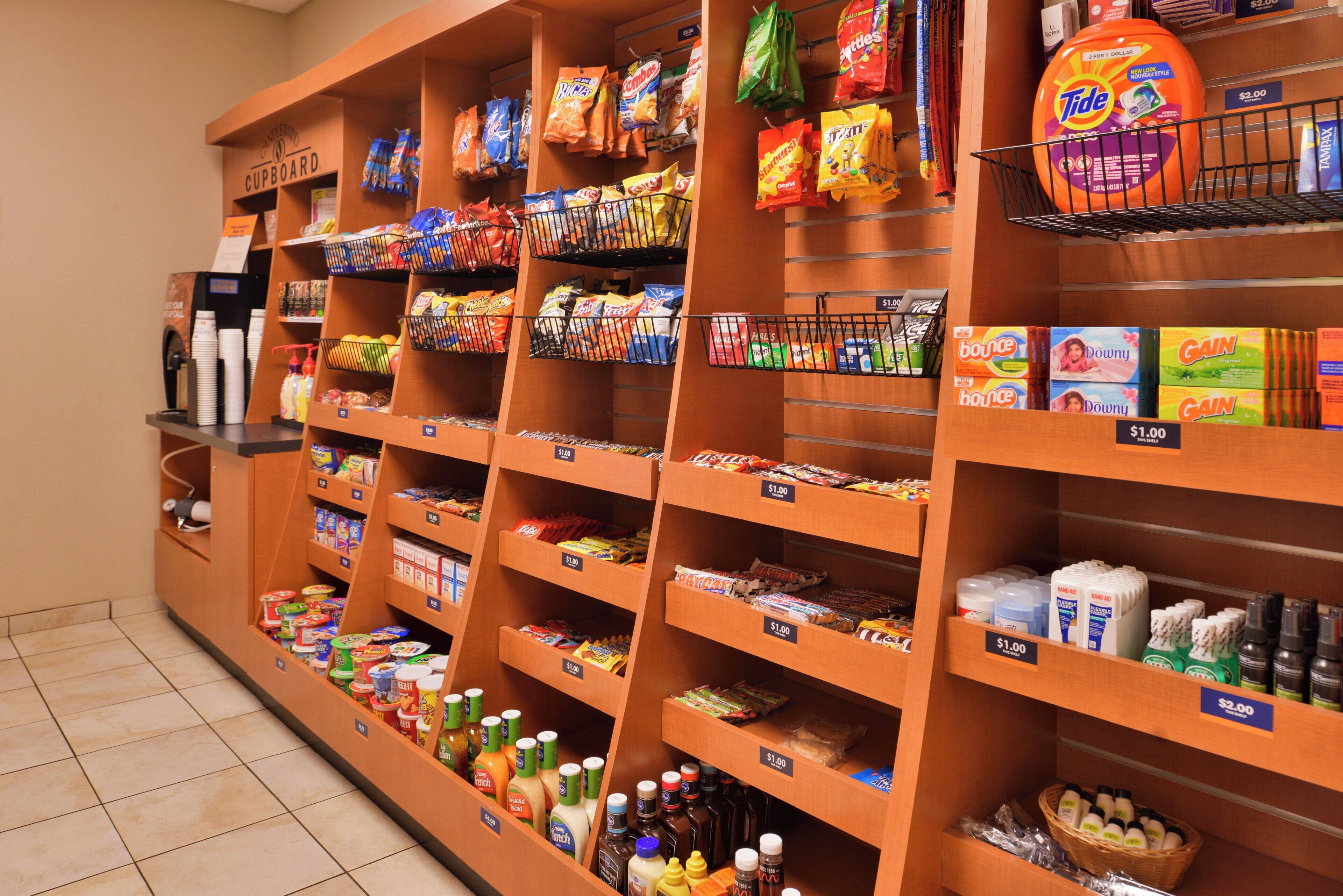 Un rayon d’épicerie proposant divers en-cas, boissons et articles ménagers.
