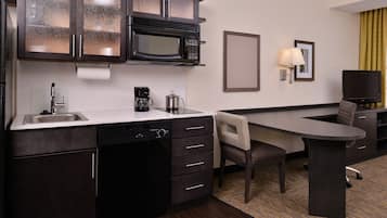 Studio Suite, 1 King Bed | Hypo-allergenic bedding, desk, laptop workspace, blackout curtains