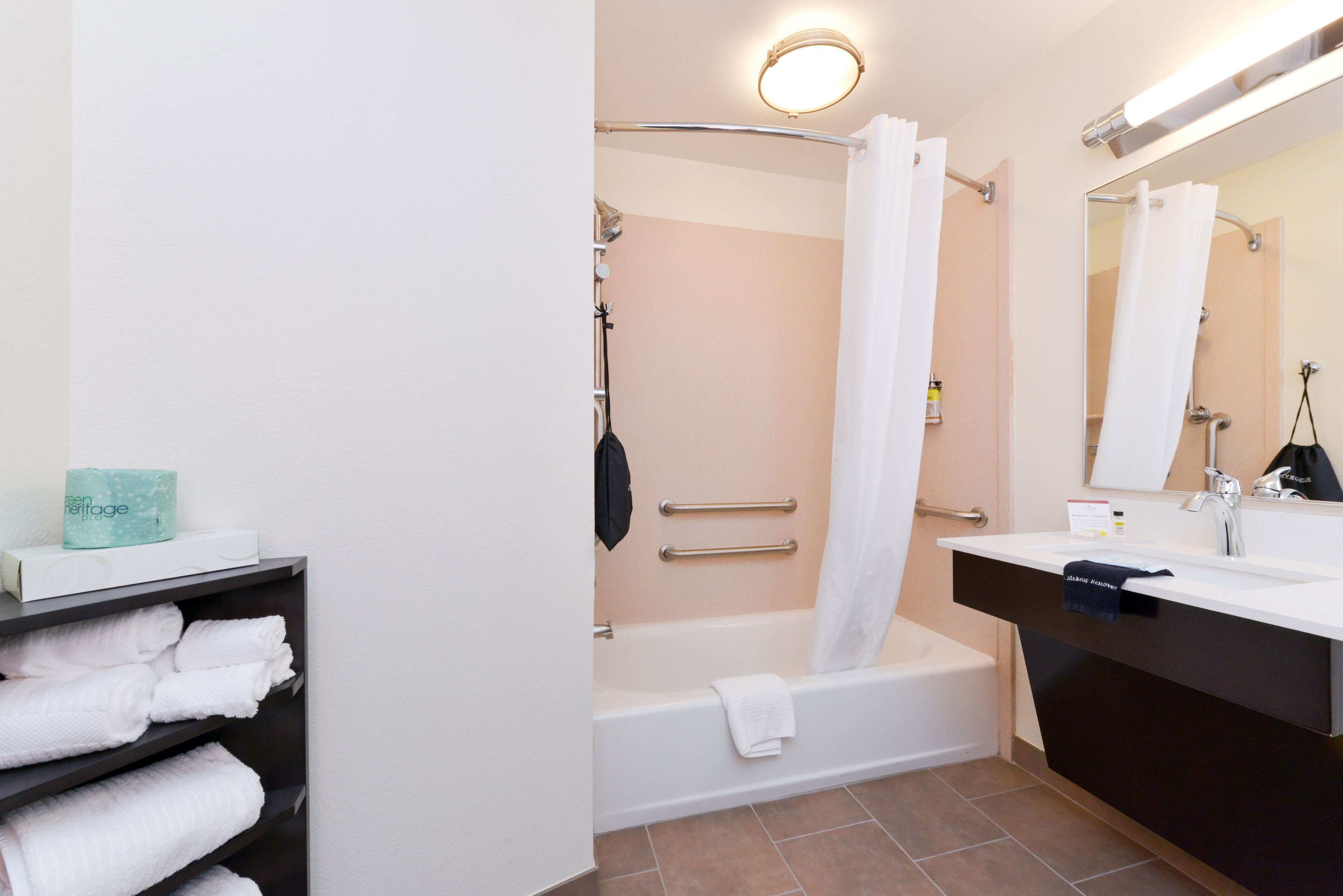 combined shower/bathtub, hydromassage showerhead, free toiletries