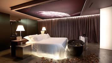 Design Suite | Premium bedding, minibar, in-room safe, desk