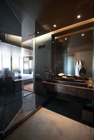 设计套房 | 浴室 | 名牌洗护用品、吹风机、浴袍、拖鞋