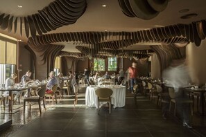 2 restaurantes, se sirven desayunos, comidas y cocina internacional