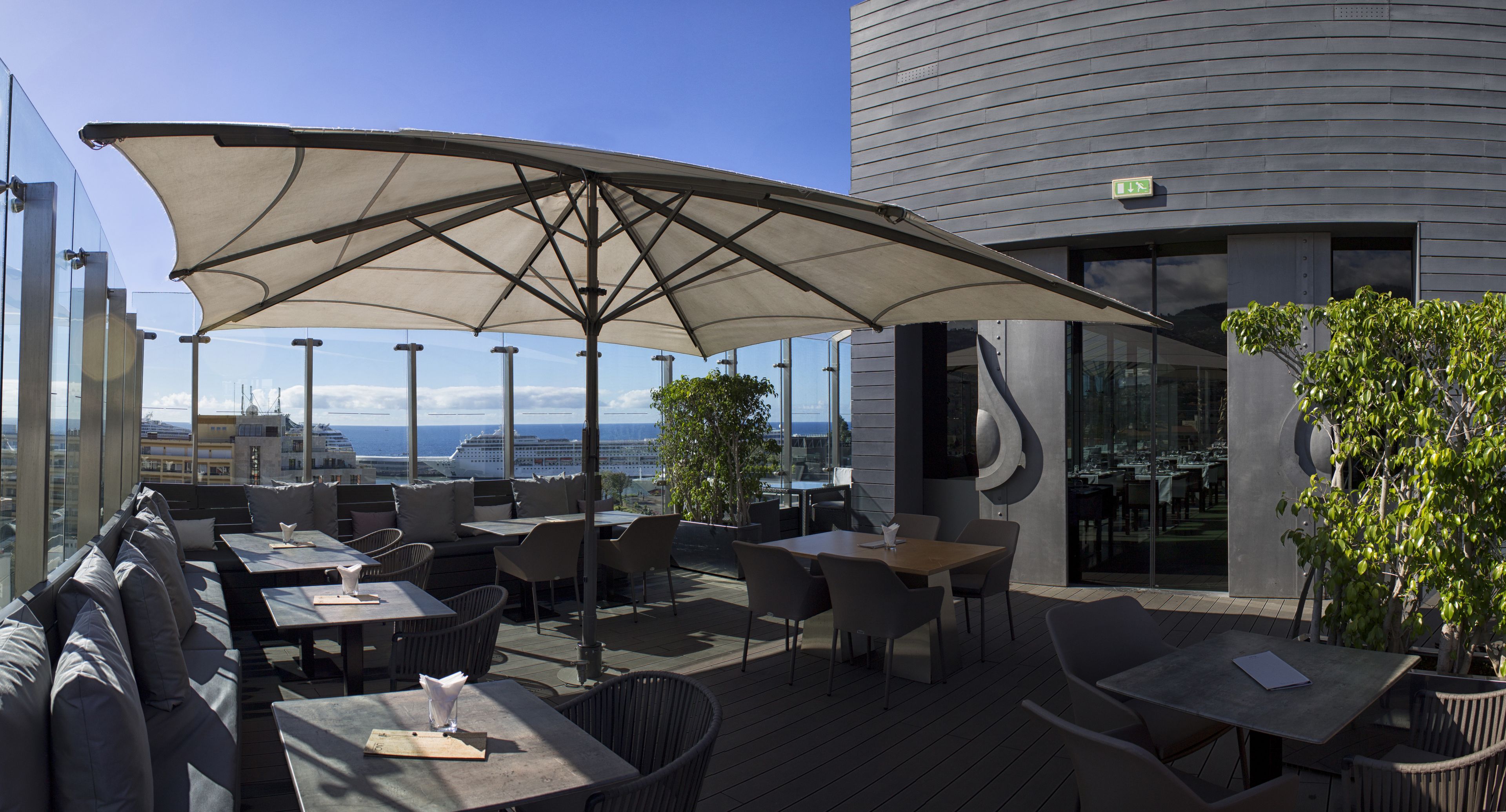 2 restaurants, breakfast, lunch, dinner served; international cuisine