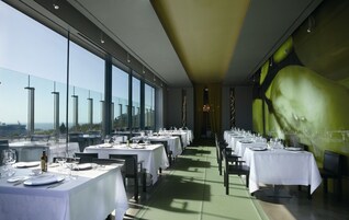 2 restauranter; serverer morgenmad, frokost og internationale retter