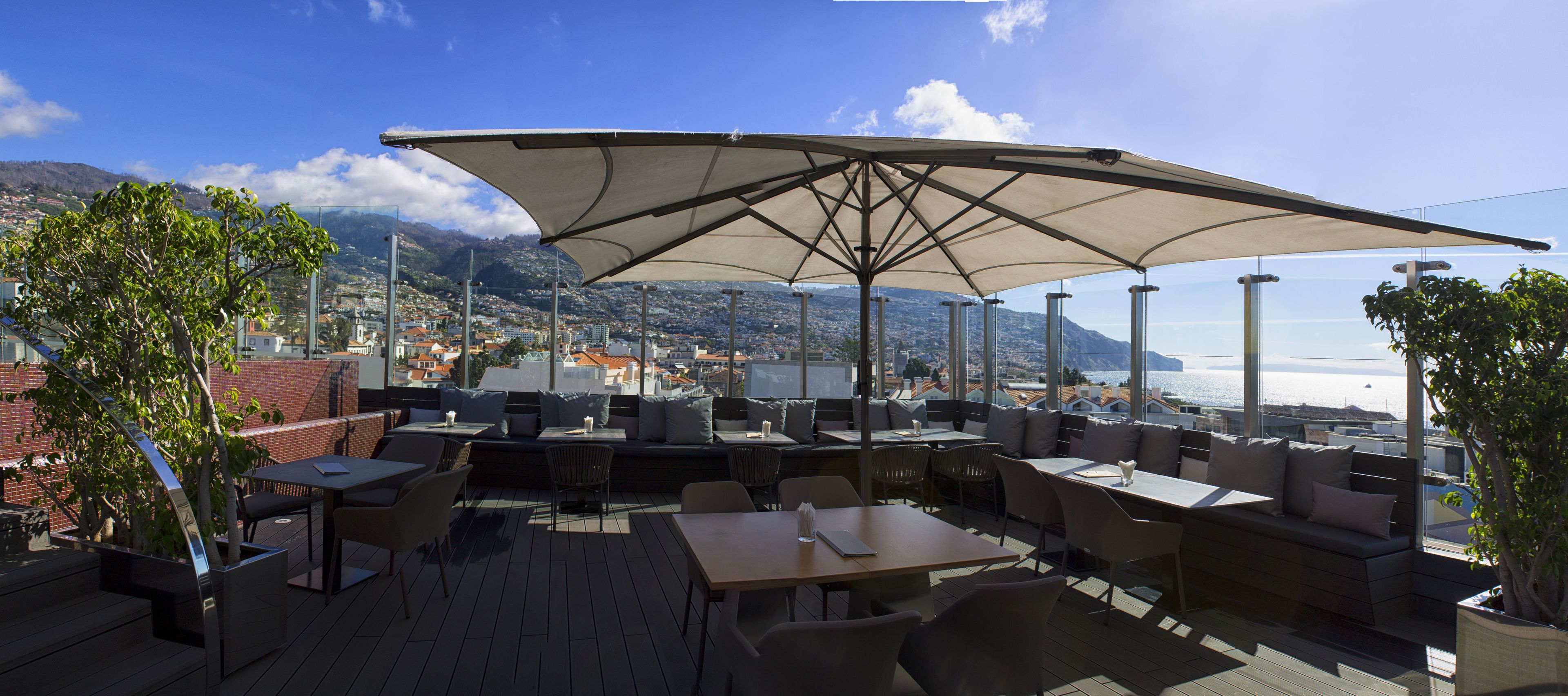 2 restaurants, breakfast, lunch, dinner served; international cuisine