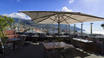 2 restaurants, breakfast, lunch, dinner served; international cuisine