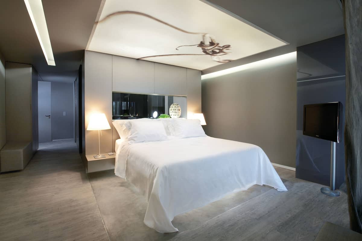 Grand Double Room (Deluxe) | Premium bedding, minibar, in-room safe, desk