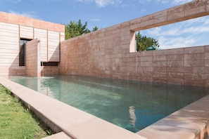 Piscina externa sazonal, funciona das 11h às 21h, guarda-sóis